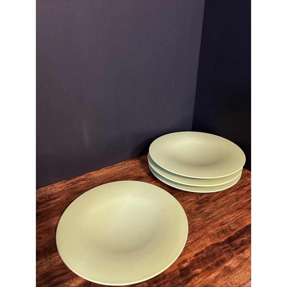 Tupperware Gestures Salad Plates 4374A-2 Pear Green Melamine Set Of 4